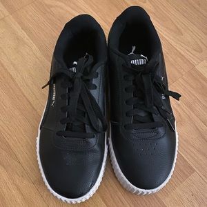 Black and White Pumas Women’s 7.5